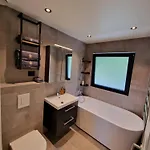 Comfortable Sleeps 3 Near Center דירה *