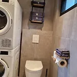 Comfortable Sleeps 3 Near Center דירה *