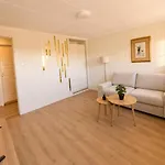 Comfortable Sleeps 3 Near Center *
