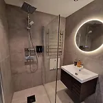 Comfortable Sleeps 3 Near Center *