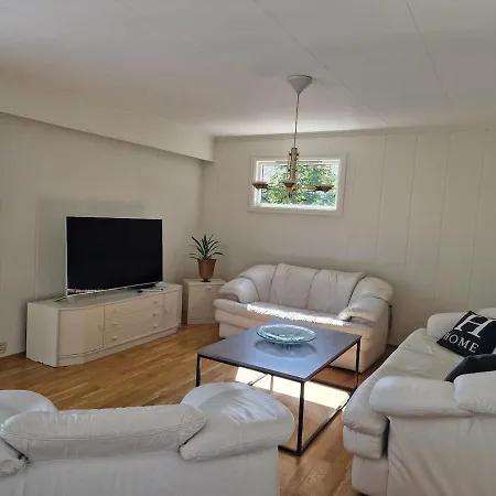 Comfortable Sleeps 3 Near Center