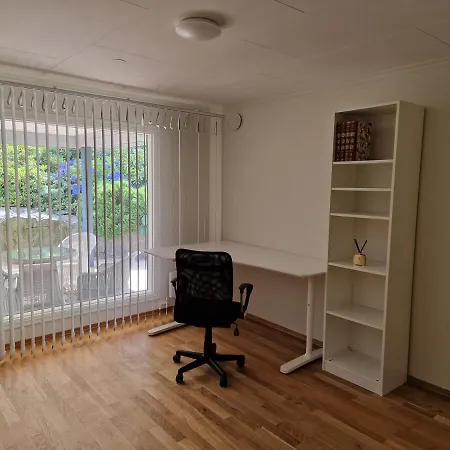 Comfortable Sleeps 3 Near Center 아파트