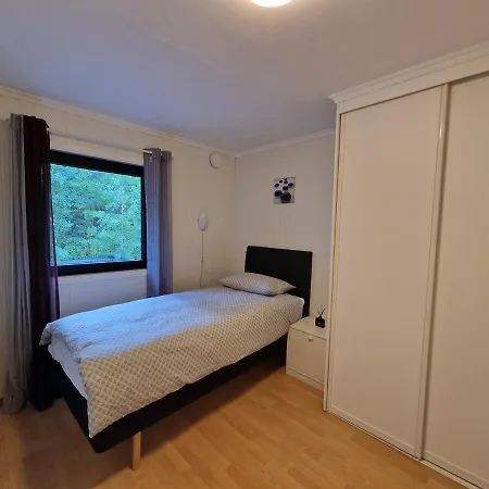 Comfortable Sleeps 3 Near Center 아파트 *