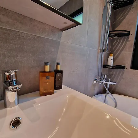 Comfortable Sleeps 3 Near Center 아파트 *