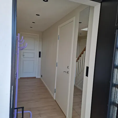 아파트 Comfortable Sleeps 3 Near Center