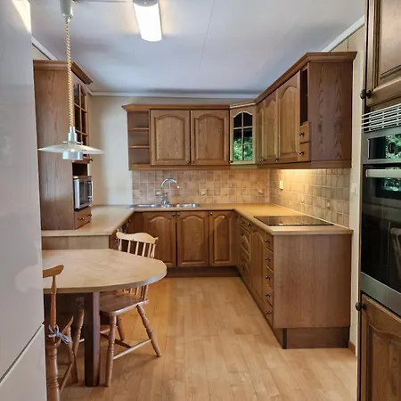 Comfortable Sleeps 6 B Near Center