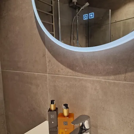 Comfortable Sleeps 3 Near Center 아파트 크리스티안산