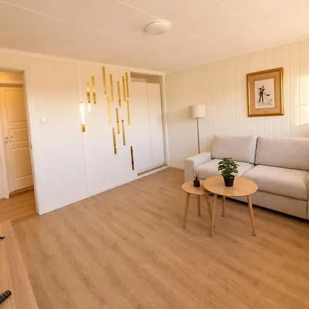 Comfortable Sleeps 6 B Near Center *