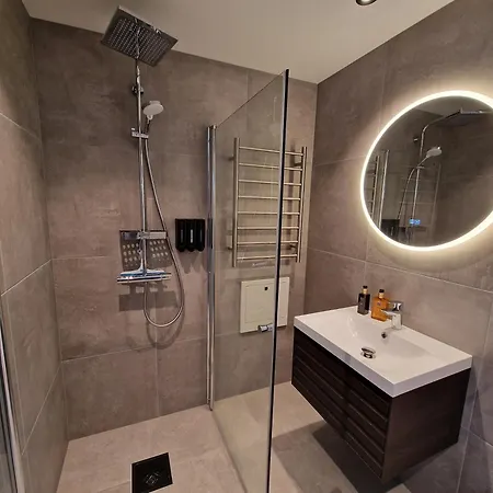 Comfortable Sleeps 6 B Near Center *