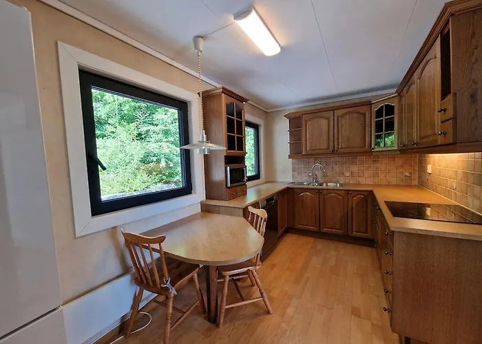 Comfortable Sleeps 3 Near Center *