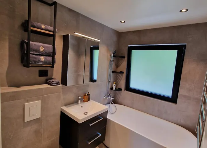 Comfortable Sleeps 3 Near Center Apartment *