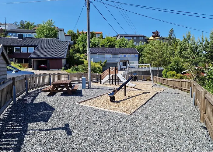Comfortable Sleeps 3 Near Center