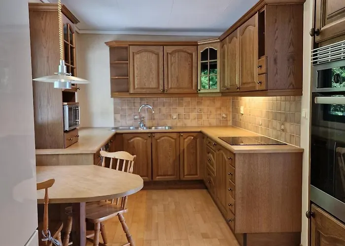 Comfortable Sleeps 3 Near Center