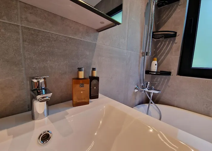 Comfortable Sleeps 3 Near Center شقة